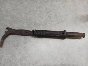 lot 152 image: Vintage Cresent Bridgeport No. 56 Sure Grip Nail Puller
