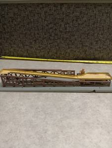 lot 174 image: Lionel O Gauge Steel Truss Bridge