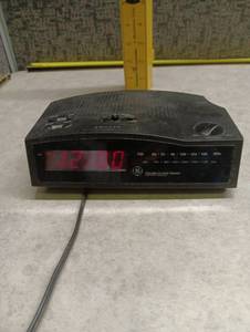 lot 181 image: GE Digital AMFM Clock Radio with Battery Backup
