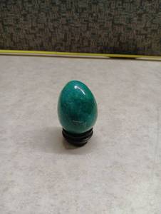 lot 192 image: Green Aventurine Egg with Black Wooden Stand