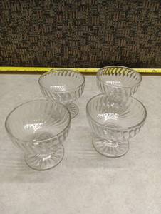 lot 208 image: Glass Dessert Cups with Swirl Pattern - Set of 4
