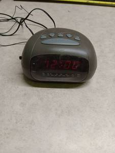 lot 220 image: Durabrand Digital AMFM Clock Radio with Alarm