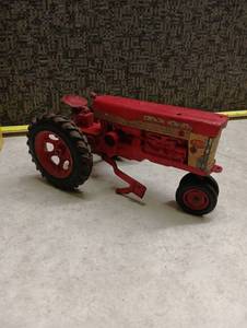 lot 237 image: Farmall 450 Die-Cast Metal Toy Tractor