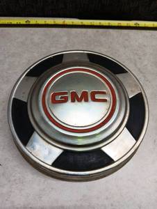 lot 251 image: GMC Truck Hubcap