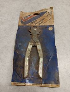 lot 275 image: ACCO Weed Fix-A-Link Tire Chain Repair Tool