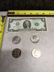 lot 282 image: US $2 Bill Series 2017A and Kennedy Half Dollar Coin Lot