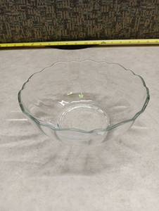 lot 287 image: Anchor Hocking Clear Glass Scalloped Edge Serving Bowl