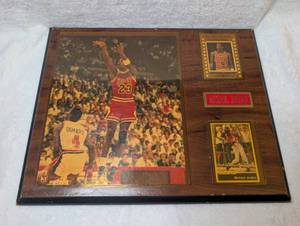 lot 400 image: Michael Jordan Chicago Bulls Commemorative Plaque with Trading Cards