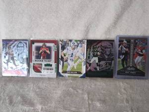 lot 1011 image: Football Trading Cards Collection Featuring Rookie Tickets and Parallel Cards - 5 ct