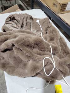lot 5834 image: Heated throw blanket brown