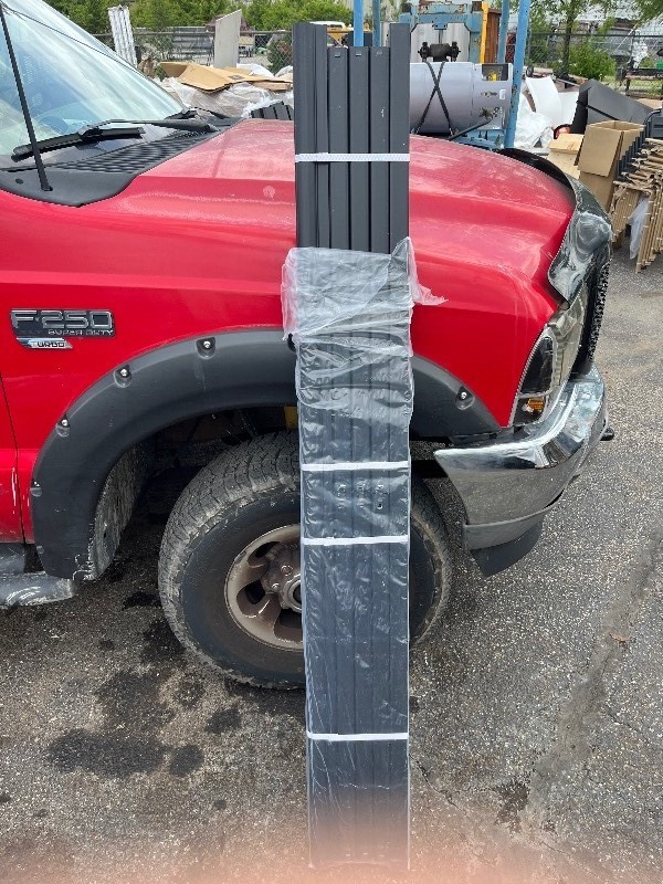 lot 234 image: 6 FT. VINYL RAILING KIT BLACK