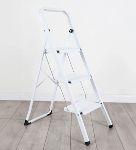 lot 212 image: White Step Ladder H24KQ1552