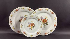 lot 48 image: Dynasty Dalian Pattern China Plates (2) Dinner Plates (1) Salad Plates
