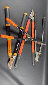 lot 98 image: Craftsman, Fiskars and Black&Decker Loppers and Heavy Duty Hedge Trimmers