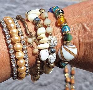 lot 103 image: Mixed Beaded Jewelry Collection Lot