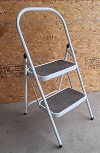 lot 113 image: Metal 2-Step Ladder