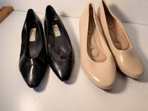 lot 2 image: SOFT by Dr. Scholls Womens Ballet Flats Two Pairs Black and Nude size 9