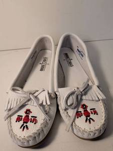 lot 6 image: Minnetonka White Leather Beaded Moccasin Shoes Size 7