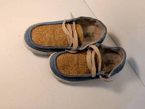 lot 18 image: Hand-Tooled Leather Canvas Lace-Up Shoes Size 7