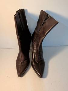 lot 66 image: Womens Brown Leather Pointed Toe Ankle Boots with Side Zipper Size 7 12
