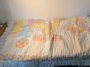 lot 67 image: Circus Animals Baby Crib Quilt