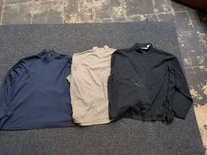 lot 75 image: Womens Long Sleeve Turtleneck Tops Bundle - 3 Piece Set Size 2224