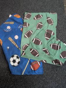 lot 76 image: Sports Themed Fleece Throw Blankets Set