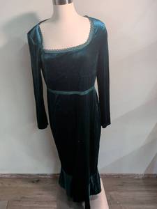 lot 133 image: Teal Velvet Long Sleeve Dress with Lace Trim Size XL