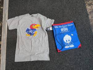 lot 140 image: University of Kansas Jayhawks T-Shirt and Drawstring Bag Set