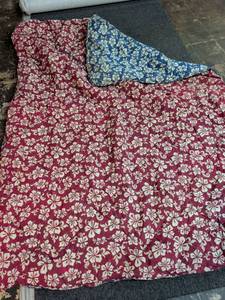 lot 185 image: Hawaiian Print Reversible Quilt with Hibiscus Floral Pattern