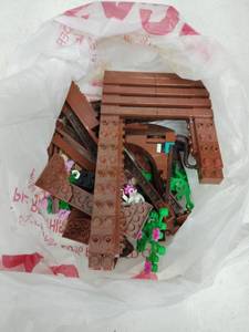 lot 20414 image: Bag of Miscellaneous Lego Pieces