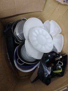 lot 20429 image: Box of Miscellaneous Kitchen Items