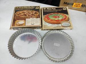 lot 20431 image: Vintage Hoan Bakers Dishes