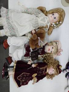 lot 20438 image: Set of 3 Collectible Vintage Porcelain Dolls