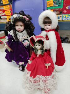 lot 20439 image: Set of 3 Collectible Vintage Porcelain Dolls