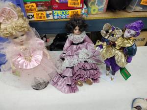 lot 20440 image: Set of 3 Collectible Vintage Porcelain Dolls