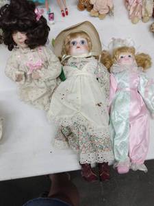 lot 20442 image: Set of 3 Collectible Vintage Porcelain Dolls