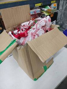lot 20450 image: Box of Miscellaneous Christmas Decor Items