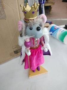 lot 20511 image: Kroger Holiday Home 15 in Nutcracker Mouse Queen - 3 Ct