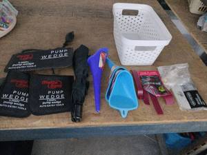 lot 20513 image: Lot of Miscellaneous Small Items