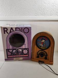 lot 97 image: Betty Boop Collectors Edition Wooden Radio with Original Box