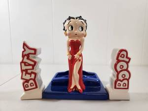 lot 102 image: Betty Boop Ceramic Salt and Pepper Shaker Set Figurine