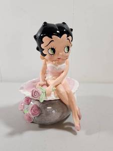 lot 107 image: Betty Boop Porcelain Trinket Box
