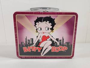 lot 117 image: Betty Boop Metal Lunch Box with Handle Sealed