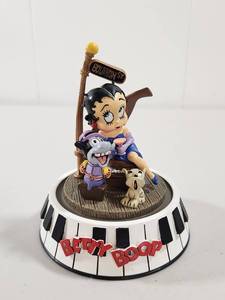 lot 129 image: Betty Boop Bourbon Street Figurine Franklin Mint