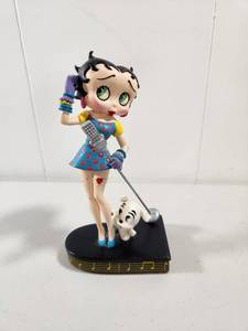lot 135 image: Betty Boop Betty Sings the Blues Collector Edition Figurine by Franklin Mint 1995