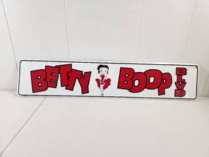 lot 140 image: Betty Boop Metal License Plate Wall Sign 24