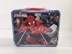 lot 186 image: Marvel Ultimate Spider-Man 100 Piece Puzzle in Tin Lunch Box