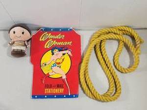 lot 199 image: Wonder Woman Fold and Mail Stationery Set with Golden Rope