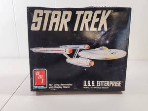 lot 214 image: AMT Star Trek USS Enterprise NCC-1701 Model Kit